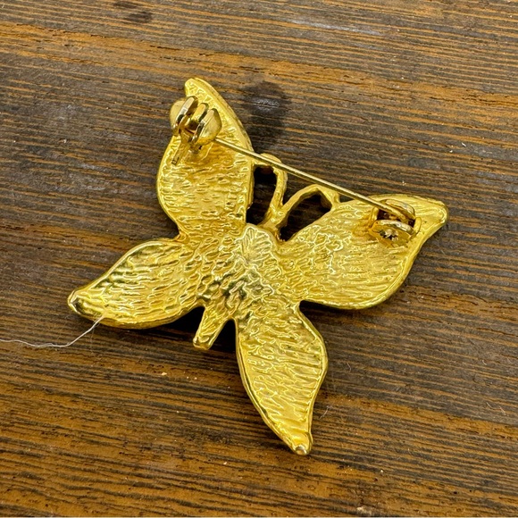 Vintage gold tone textured butterfly brooch with two faux pearls in body - Picture 6 of 6